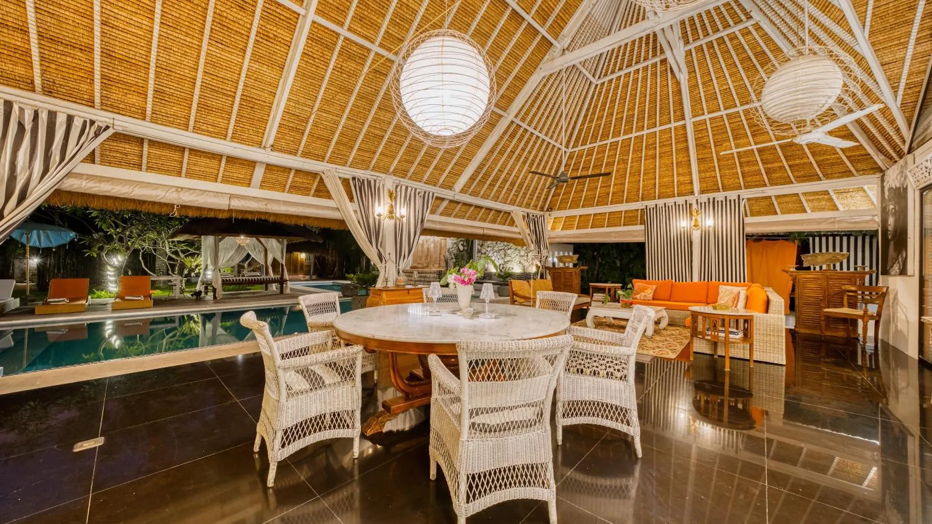 Villa Kalis, 10 Bedroom Family And Group Villa سمينياك إندونيسيا